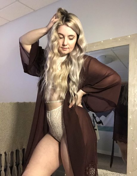 verysmolhat model adult photo