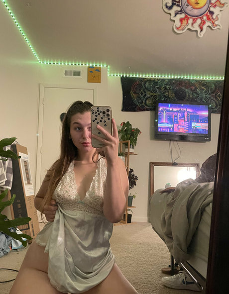 maggierayelle erotic model image