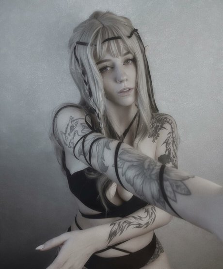 Dolchstosss naked model photo