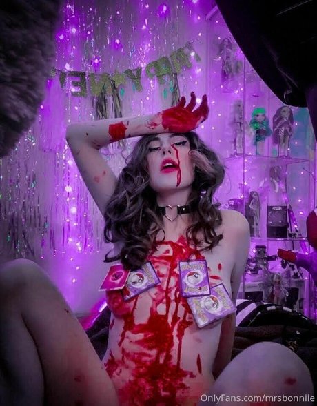 Mrs Bonniie model top photos