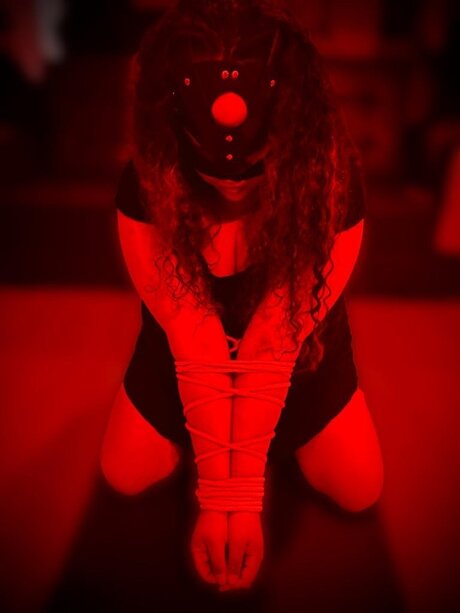 Lyyn model high quality images