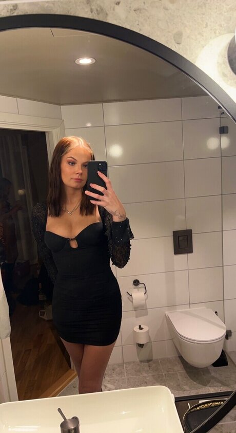 teen shemale onlyfans sexy nude picture