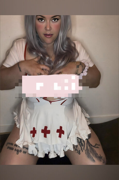 She s a beautiful mess nude actress images