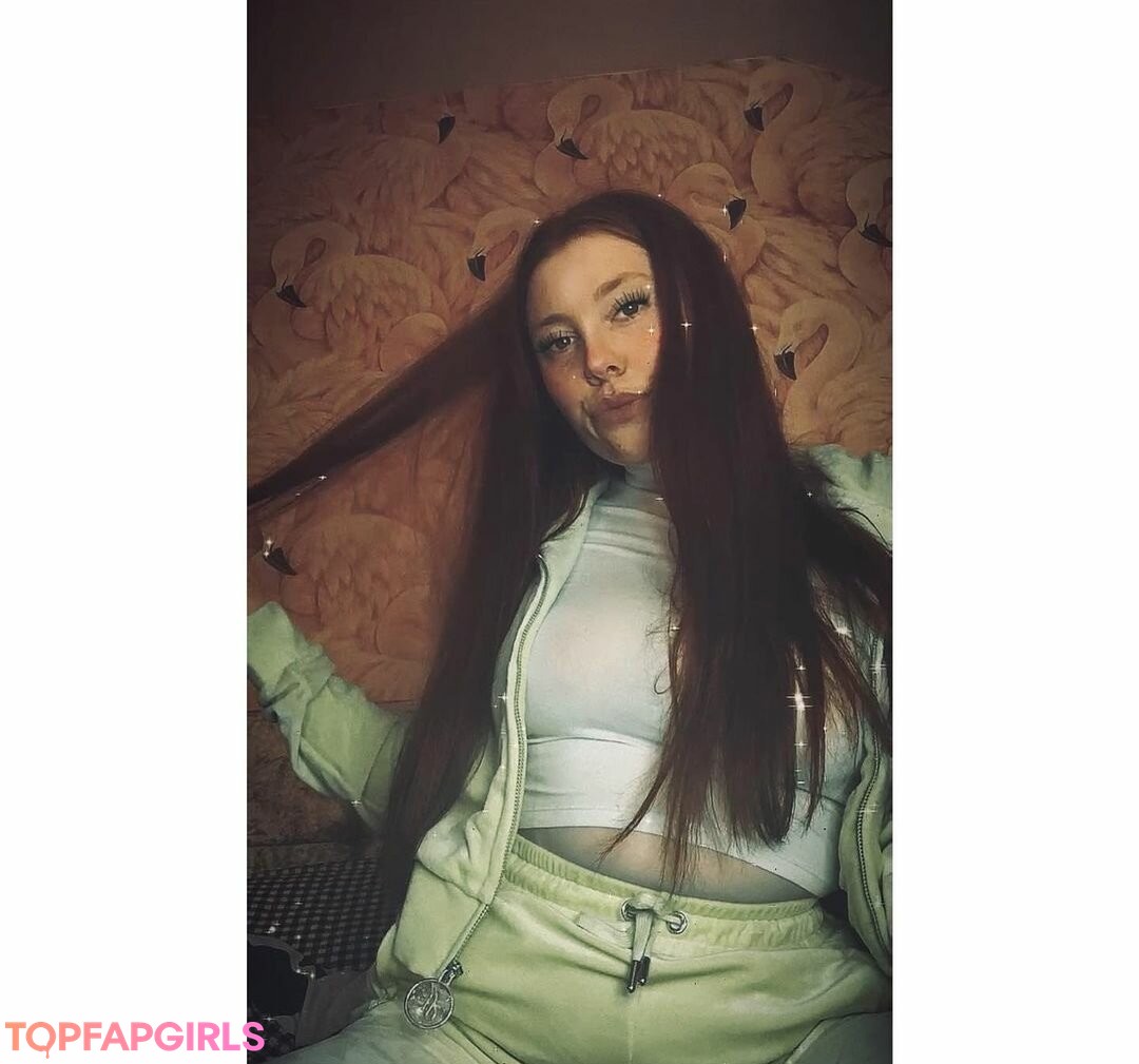 Molly Capper star high quality image
