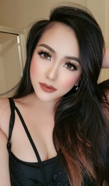 Onlymickyy model sexy pictures