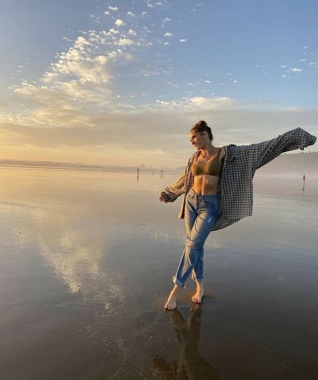 Emily Viuhkola model best pics