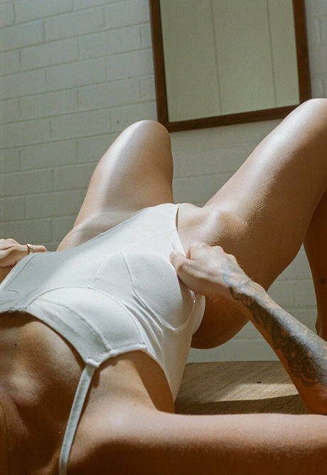 maddienevillefree nude model photo