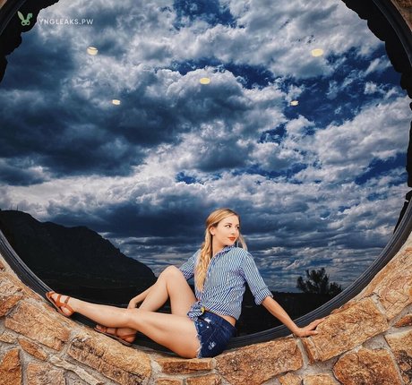 Tarah Kayne model art gallery