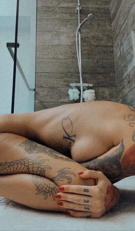 Lady Vamp nude actress pic