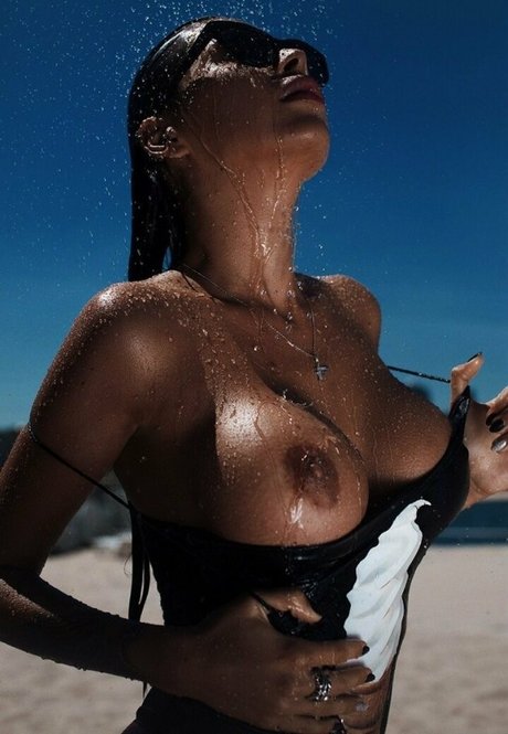 Lady Vamp naked model photos