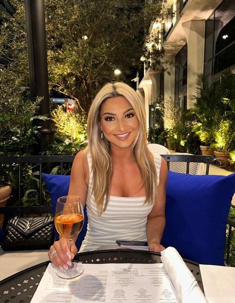 Lizzy Decologero hot model photo