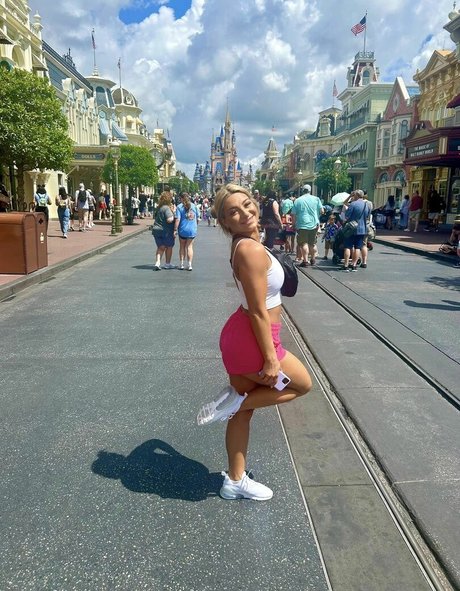 Lizzy Decologero erotic pornstar gallery