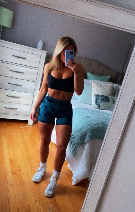 Lizzy Decologero erotic star pics