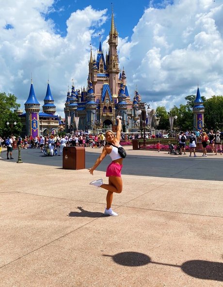 Lizzy Decologero hot pornstar pictures