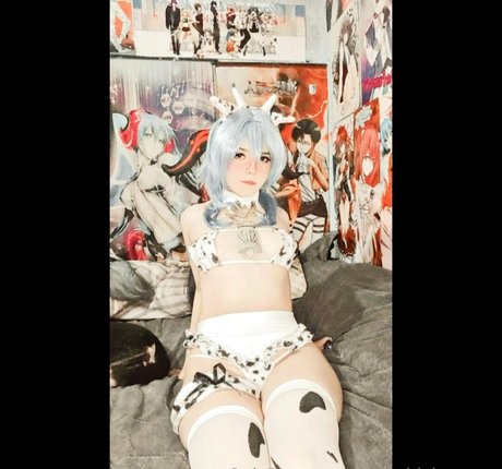 Momoiro Cosplay beautiful model img