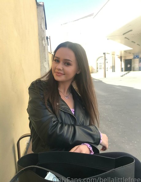 bellalittlefree22 naked model gallery