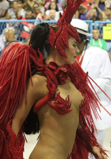 Paola Oliveira star naked pic