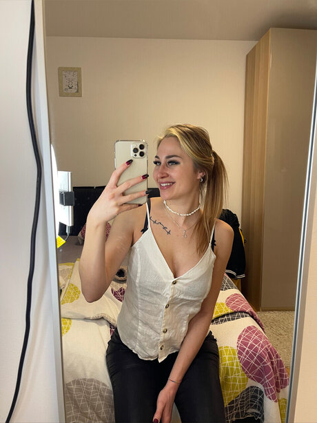 Dirty roseFREE porn model image