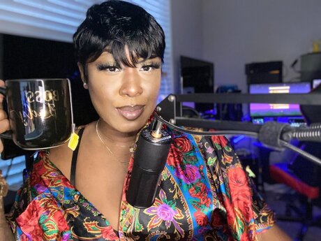 Dee The Host model sexy pictures