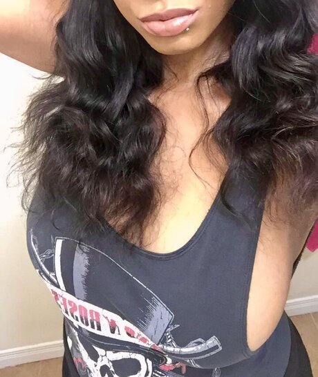 Play Minnie model photos