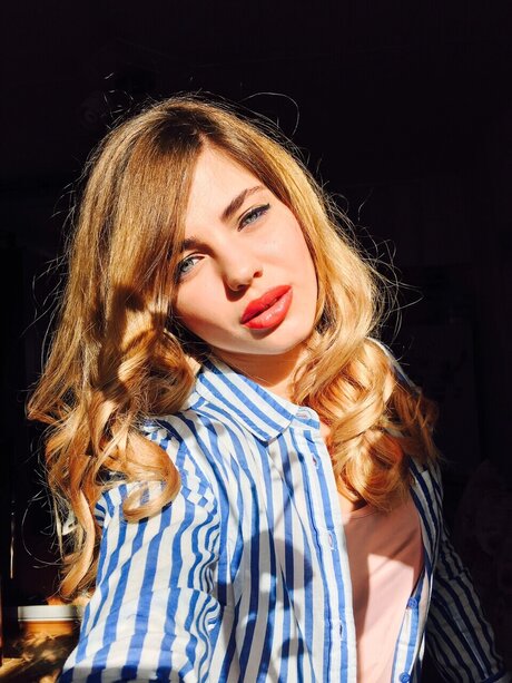 Cranberry model nude image