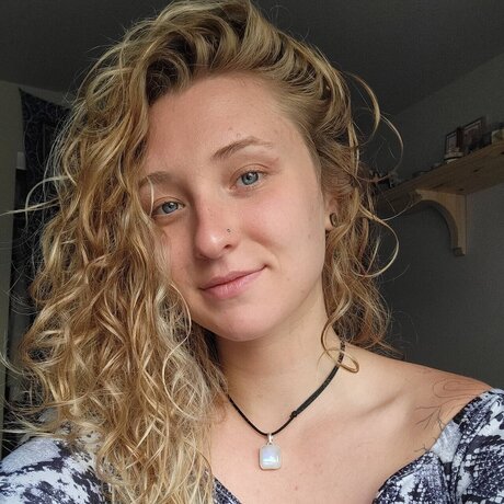 Ivy Climbs model pretty img