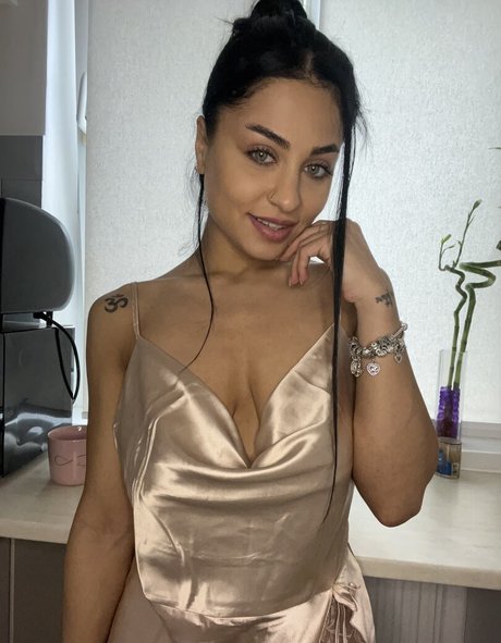 crewkaarina model pretty image