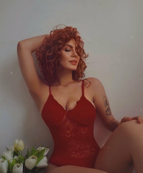 Foxy Bellyne model sex photos