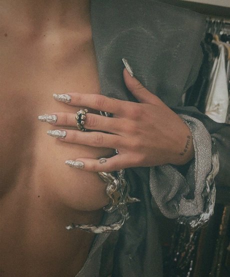 Delilah Belle Hamlin naked model image