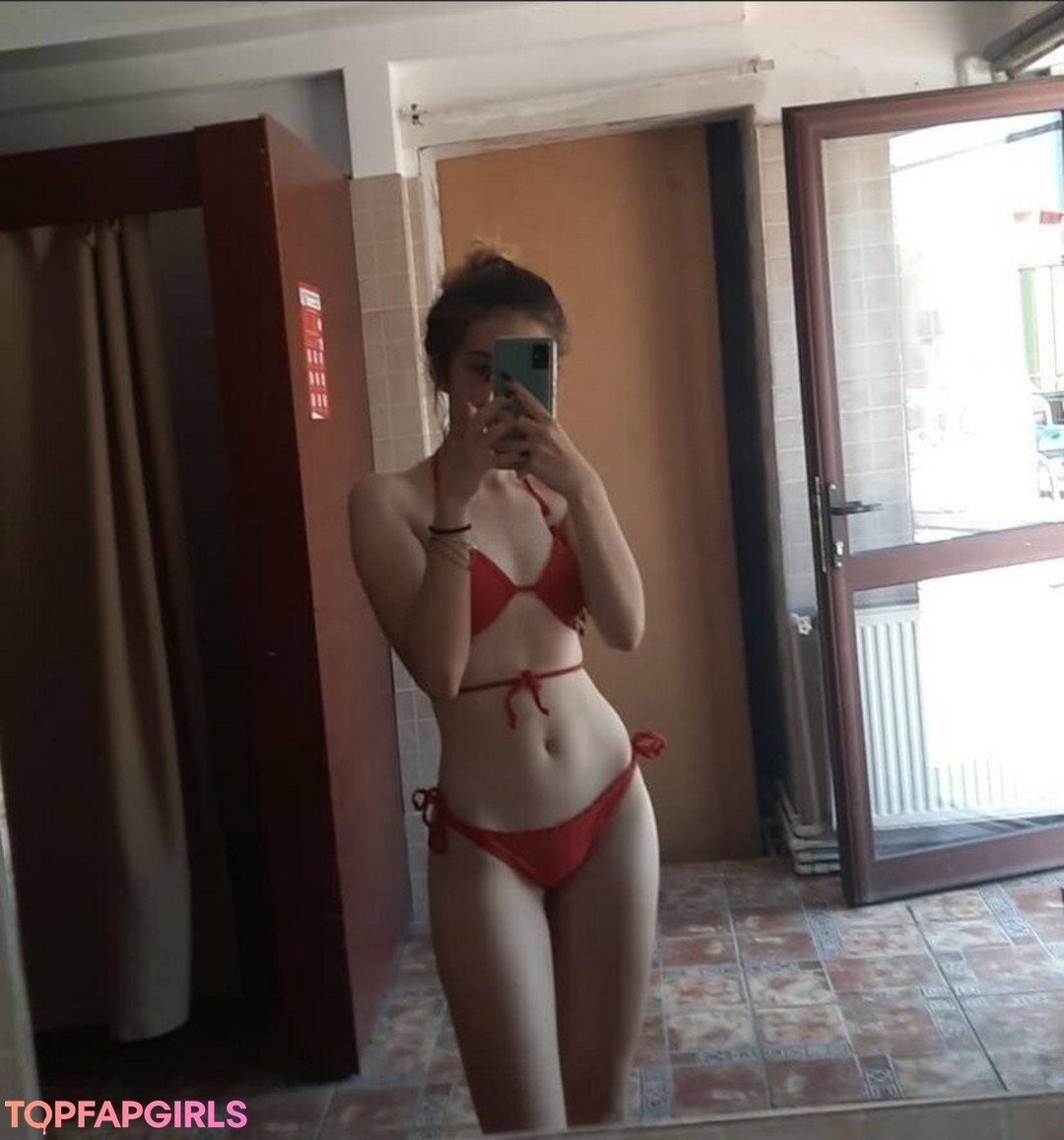 babydeeeefree model naked photo