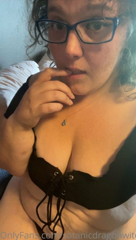 satanicdragonwitch model erotic image