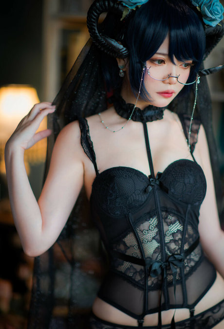 miu cosplayer top actress images