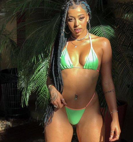 Isis Pequine nudes model archive