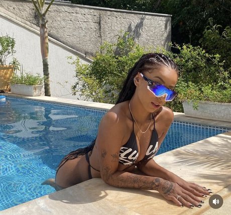 Isis Pequine nude star img