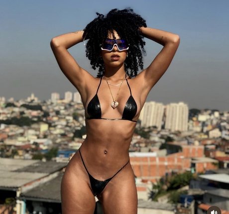 Isis Pequine nude star pictures