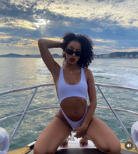 Isis Pequine model adult img