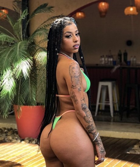 Isis Pequine star nude pics