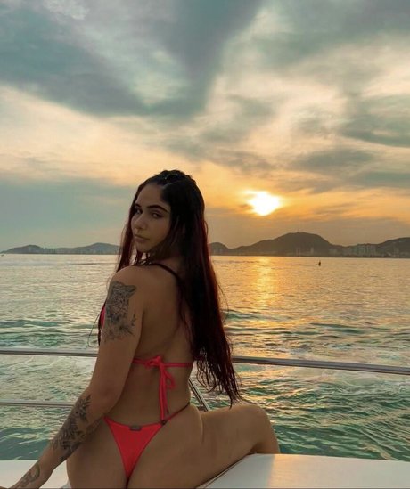 Lia Dumbra art model pic