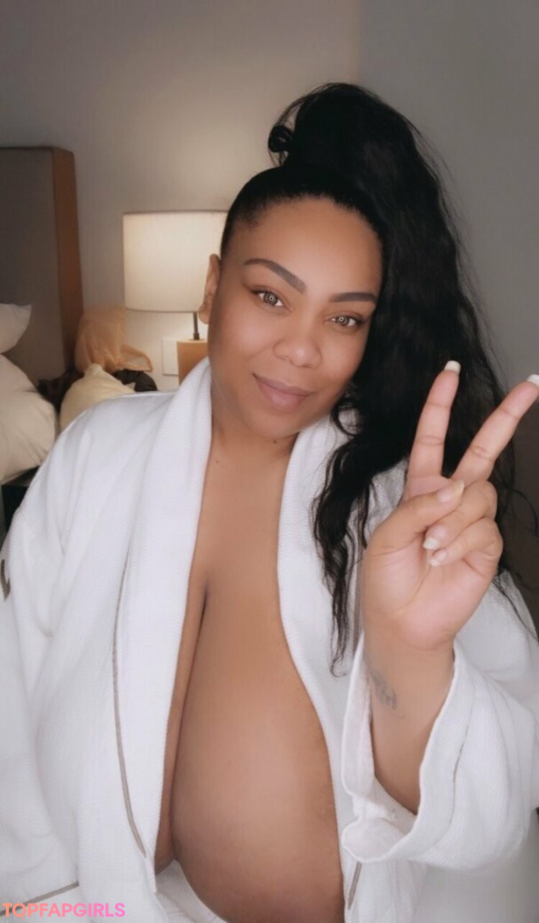 Bustydejavu star nudes picture