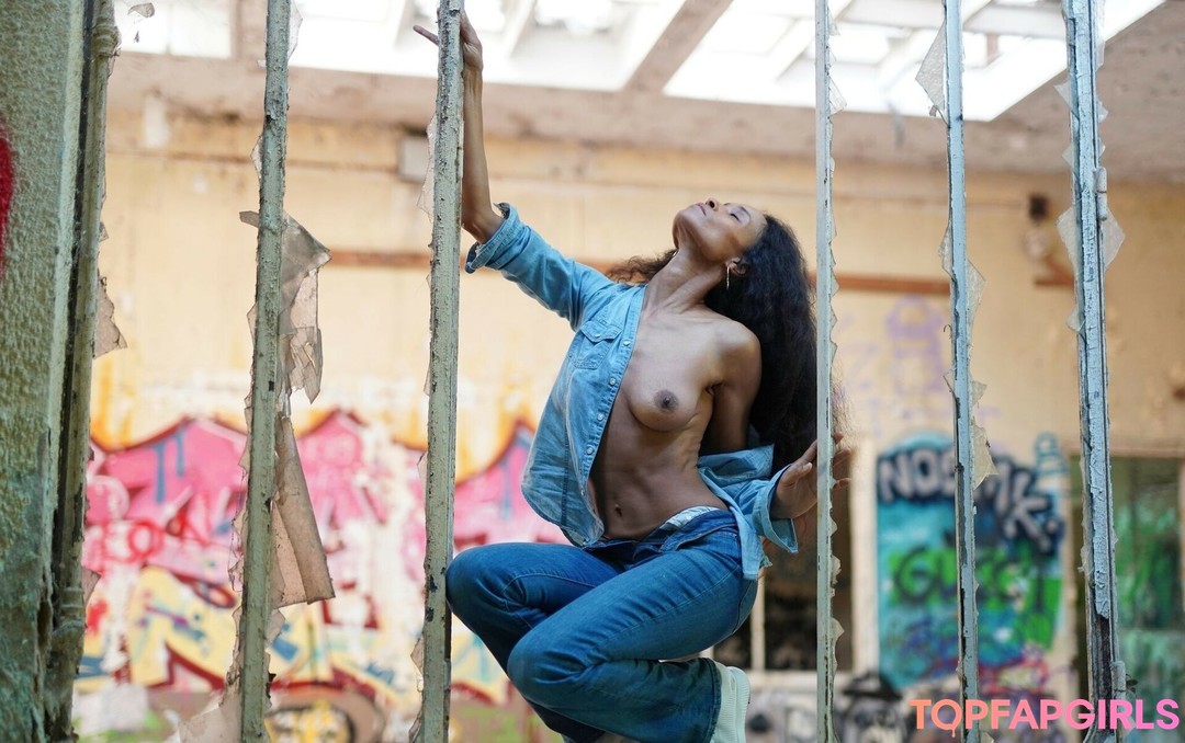 Adjouai nude star galleries