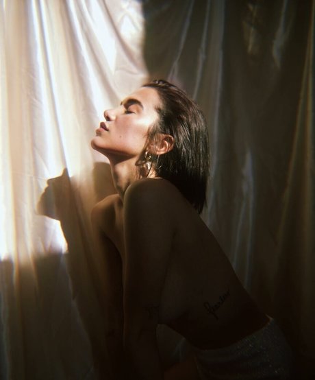 Manu Gavassi adult model pics