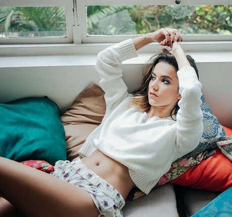 Manu Gavassi model best photos