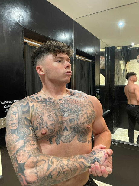 Brad Tattooed pretty actress gallery