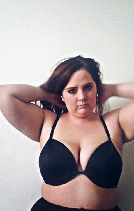 brunette petite onlyfans exclusive image