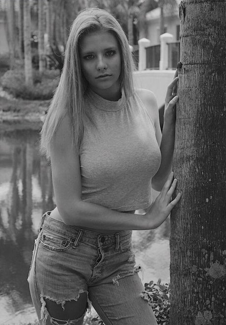 Lydia N model beautiful pic