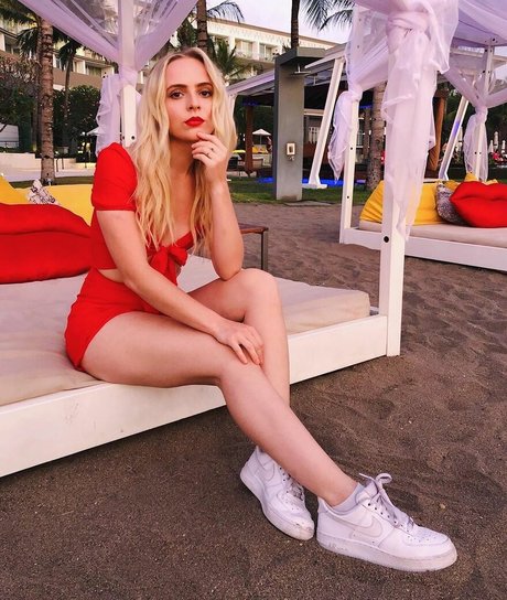 Madilyn Bailey star sexy gallery