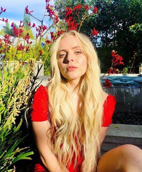 Madilyn Bailey star hot picture