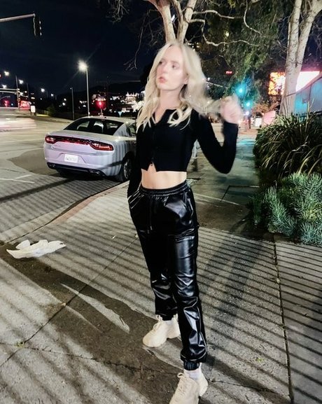 Madilyn Bailey model nudes image