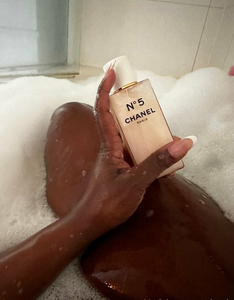 madam___caramel model photos