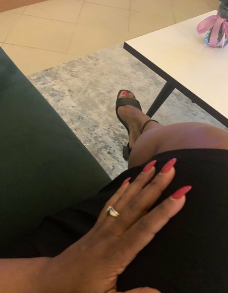 madam___caramel model adult pic